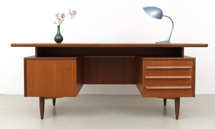 1956 - Tisch-Design Moderner Holzschreibtisch aus der Mitte des Jahrhunderts mit Schubladen, blauer Schreibtischlampe und Vase mit Blumen.