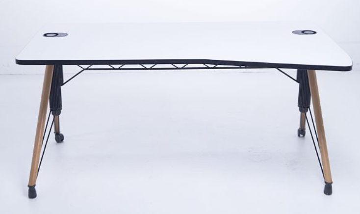 1982 Schreibtisch-Design Moderner Schreibtisch mit weißer Platte und abgewinkelten Holzbeinen auf Rollen vor weißem Hintergrund.