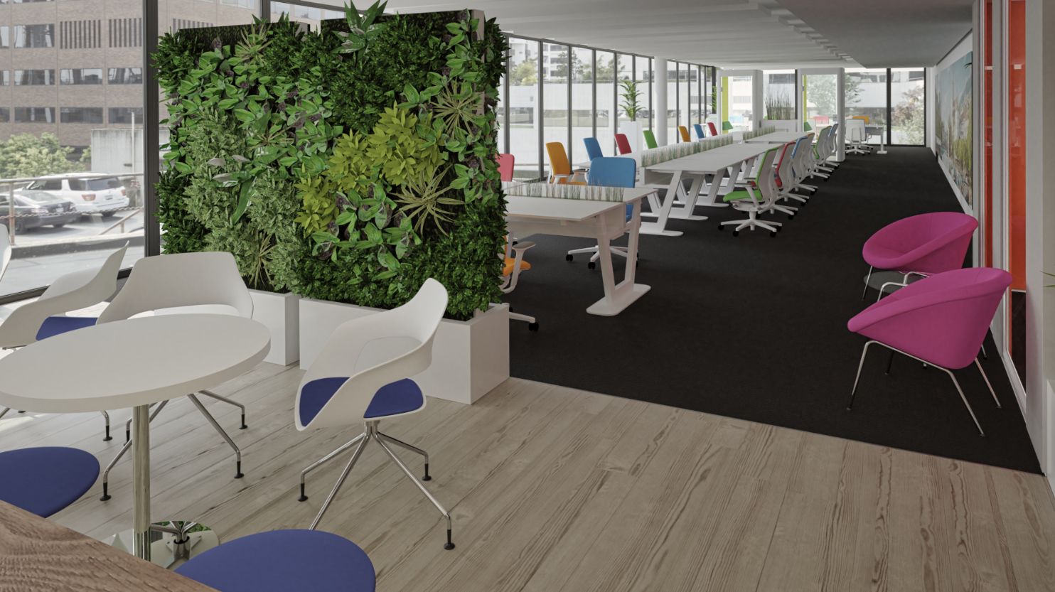 Modernes Büro mit farbenfrohen Stühlen, einer grünen Wand und einem Blick auf die Stadt durch die Fenster.